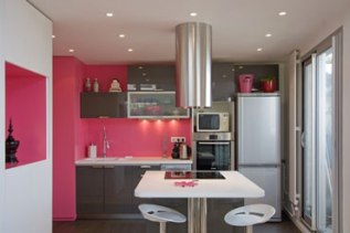decoration-cuisine-meubles-gris-peinture-murale-couleur-rose-vif-